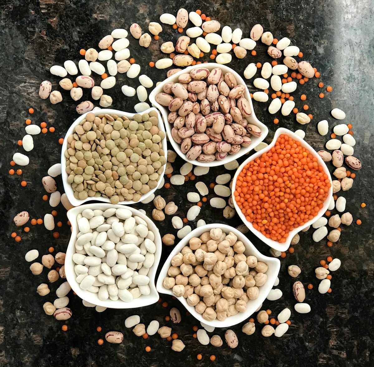 Coupelles de lentilles vertes et corail, pois chiches, haricots blancs et haricots borlotti
