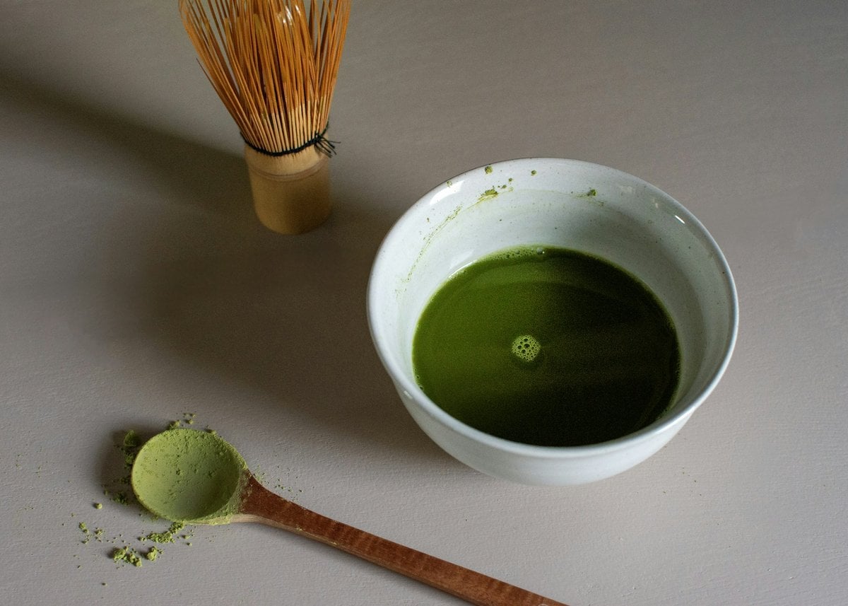 Bol de thé matcha, fouet en bambou et cuillère de poudre verte